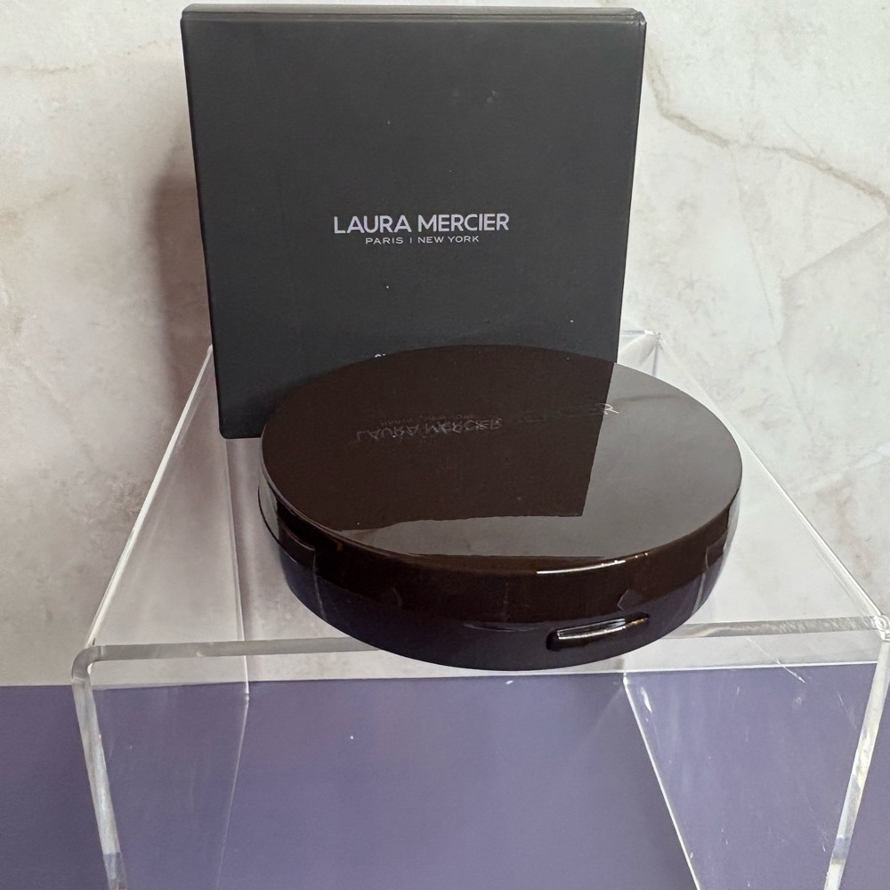 Laura Mercier Translucent Setting Powder in Black Compact. Color 3W1 08 - Picture 2 of 4